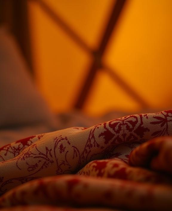 Dettaglio di un tessuto artigianale all'interno di una tenda glamping di lusso.